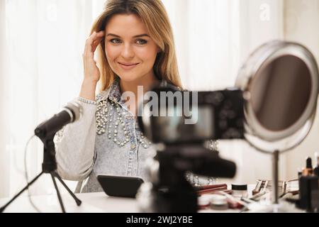 Beauty-Bloggerin, die Videos für ihre Follower macht Stockfoto