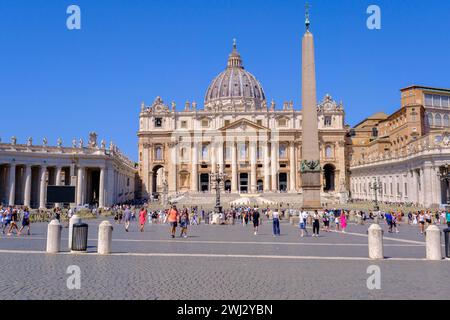 Rom, IT - 11. August 2023: Petersplatz und St. Petersdom Stockfoto
