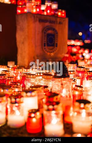 Bei Kerzenlicht fand in Lettland Eine feierliche Nacht der Erinnerung statt, Einheit Stockfoto