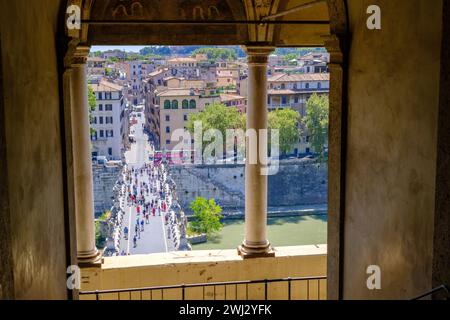 Rom, IT - 11. August 2023: Blick von oben auf die Menschen, die auf der Ponte Sant Angelo von Castel Sant Angelo laufen Stockfoto