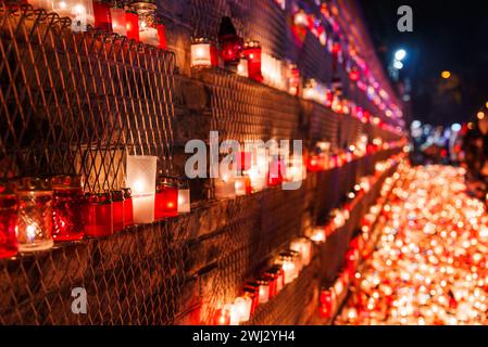 Bei Kerzenlicht wurde zu Ehren des lettischen Unabhängigkeitstages Mahnwache abgehalten Stockfoto