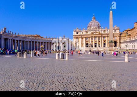 Rom, IT - 11. August 2023: Petersplatz und St. Petersdom Stockfoto