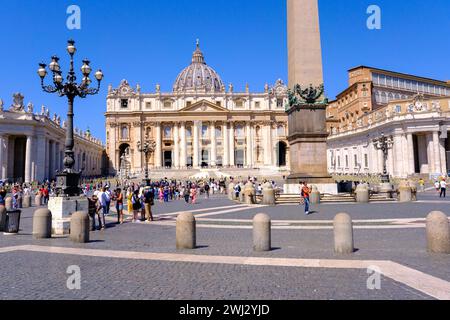 Rom, IT - 11. August 2023: Petersplatz und St. Petersdom Stockfoto