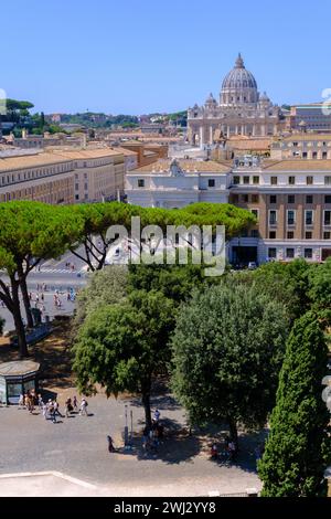 Rom, IT - 11. August 2023: Blick von oben auf den Vatikan und den Petersdom Stockfoto