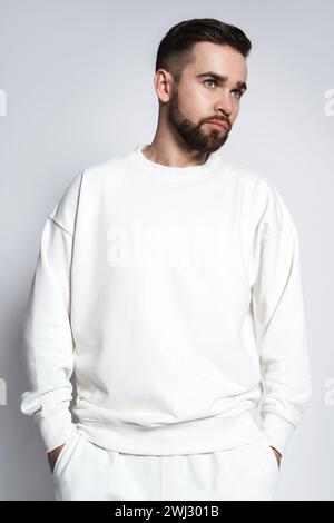 Schöner Mann mit weißem Sweatshirt Stockfoto