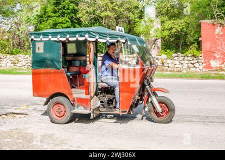 Merida Mexico, Dzibilchaltun, Tuk-Tuk Auto Rikscha, Mann Männer männlich, Erwachsene Erwachsene, Bewohner, Fahrer, mexikanischer hispanischer lateinamerikanischer Latino, Spanisch sp Stockfoto