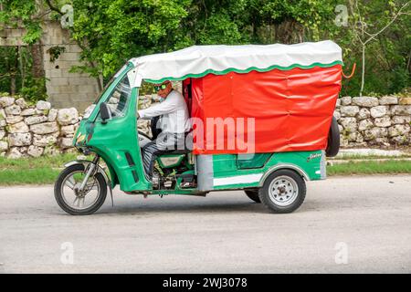 Merida Mexico, Dzibilchaltun, Tuk-Tuk Auto-Rikscha, Mann Fahrer, Mann Männer männlich, Erwachsene Erwachsene, Bewohner, mexikanisches lateinamerikanisches Latino, Spanis Stockfoto