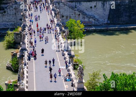 Rom, IT - 11. August 2023: Blick von oben auf die Menschen, die auf der Ponte Sant Angelo von Castel Sant Angelo laufen Stockfoto