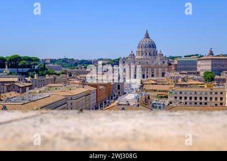 Rom, IT - 11. August 2023: Blick von oben auf den Vatikan und den Petersdom Stockfoto