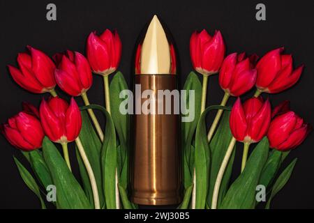 Pazifismus, Gewaltfreiheit oder Siegestag. Kugel und ein Haufen roter Tulpen. Stockfoto