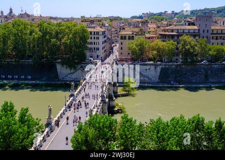 Rom, IT - 11. August 2023: Blick von oben auf die Menschen, die auf der Ponte Sant Angelo von Castel Sant Angelo laufen Stockfoto