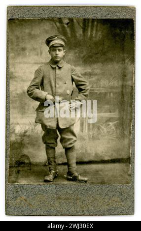 Original CDV Carte de Visite (Visitenkarte oder CDV) eines jungen deutschen Offiziers, mit einer Schleifenleiste auf seiner Tunika, möglicherweise dekorierter Offizier, in der deutschen Kavallerie, mit Sporen, Mütze mit Visier. Der junge Mann heißt vielleicht Gert. Vom 1915 Stockfoto