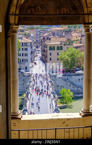 Rom, IT - 11. August 2023: Blick von oben auf die Menschen, die auf der Ponte Sant Angelo von Castel Sant Angelo laufen Stockfoto