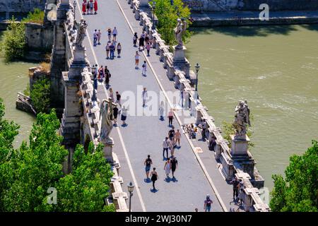 Rom, IT - 11. August 2023: Blick von oben auf die Menschen, die auf der Ponte Sant Angelo von Castel Sant Angelo laufen Stockfoto