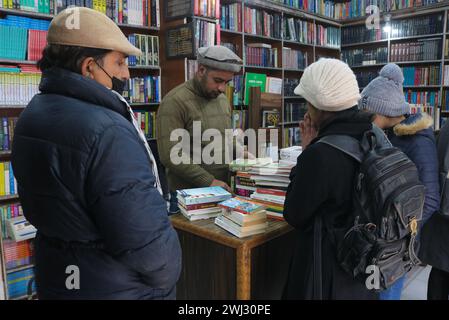 Srinagar, Indien. Februar 2024. 12. Februar 2024, Srinagar, Kaschmir, Indien: Buchleser kaufen Bücher im „Bestseller“-Buchladen in Srinagar. Zum ersten Mal revolutioniert eine Buchhandlung in Kaschmir den Zugang zu Literatur, indem sie Bücher bei 500 Rupien anbietet. Am 12. Februar 2024 in Srinagar Kaschmir, Indien. (Foto von Firdous Nazir/Eyepix Group) Credit: SIPA USA/Alamy Live News Stockfoto