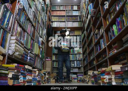 Srinagar, Indien. Februar 2024. 12. Februar 2024, Srinagar, Kaschmir, Indien: Ein Mann sucht Bücher im Buchladen „Bestseller“ in Srinagar. Zum ersten Mal revolutioniert eine Buchhandlung in Kaschmir den Zugang zu Literatur, indem sie Bücher bei 500 Rupien anbietet. Am 12. Februar 2024 in Srinagar Kaschmir, Indien. (Foto von Firdous Nazir/Eyepix Group) Credit: SIPA USA/Alamy Live News Stockfoto