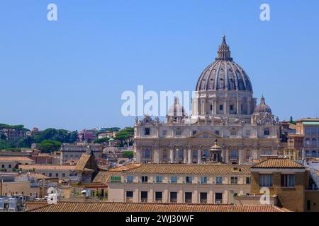 Rom, IT - 11. August 2023: Blick von oben auf den Vatikan und den Petersdom Stockfoto