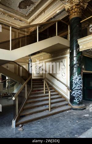 Die Treppe in der Lobby des Royal Connaught Hotel vor der Renovierung in Hamilton, Ontario, Kanada Stockfoto