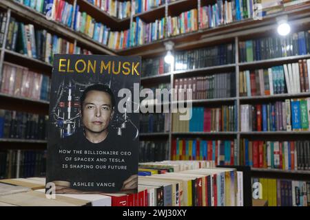 Srinagar, Indien. Februar 2024. 12. Februar 2024, Srinagar, Kashmir, Indien: Elon Musk Buch, wird im „Bestseller“ Buchladen in Srinagar zum Verkauf angeboten. Zum ersten Mal revolutioniert eine Buchhandlung in Kaschmir den Zugang zu Literatur, indem sie Bücher bei 500 Rupien anbietet. Am 12. Februar 2024 in Srinagar Kaschmir, Indien. (Foto von Firdous Nazir/Eyepix Group) Credit: SIPA USA/Alamy Live News Stockfoto