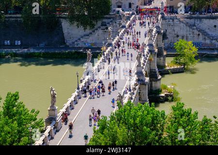 Rom, IT - 11. August 2023: Blick von oben auf die Menschen, die auf der Ponte Sant Angelo von Castel Sant Angelo laufen Stockfoto