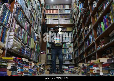 Srinagar, Kaschmir, Indien. Februar 2024. Ein Mann sucht Bücher aus dem Buchladen in Srinagar. Zum ersten Mal revolutioniert eine Buchhandlung in Kaschmir den Zugang zu Literatur, indem sie Bücher bei 500 Rupien anbietet. Am 12. Februar 2024 in Srinagar Kaschmir, Indien. (Kreditbild: © Firdous Nazir/OKULARIS via ZUMA Press Wire) NUR REDAKTIONELLE VERWENDUNG! Nicht für kommerzielle ZWECKE! Stockfoto