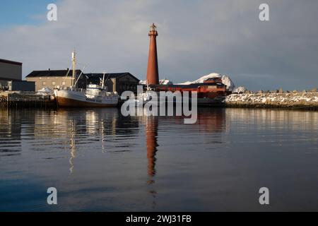 02.04.2023, Andoy, Nordland, NOR - Blick auf den Hafen mit dem Leuchtturm Andenes fyr. Andenes fyr, Andoy, aussen, Aussenaufnahme, Boote, Europa, europaeisch, Gebaeude, Gewaesser, Hafen, Hafenanlage, Jahreszeit, Kueste, Kuestenlandschaft, Landschaft, Landschaftsaufnahme, Leuchtfeuer, Leuchtturm, Navigation, Navigationshilfe, niemand, Nordeuropa, Nordland, Norwegen, Norwegisch, Orientierungsfeuer, QF, Querformat, Richtfeuer, Schiffe, See, Seefeuer, Seezeichen, Signalanlage, Stadt, Wasser, Winter 230402D253ANDOY.JPG *** 02 04 2023, Andoy, Nordland, NOR Blick auf den Hafen mit dem Leuchtturm Ande Stockfoto