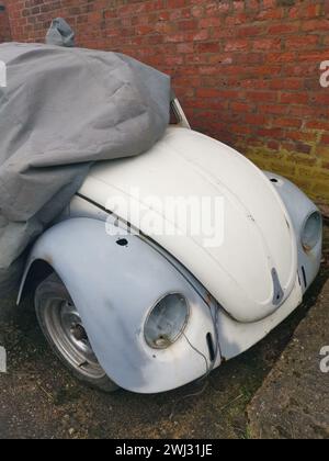 Ein alter VW-Käfer, der sich in der Restaurierung befindet. Stockfoto