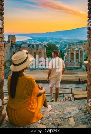 Taormina Sizilien, ein Paar, das den Sonnenuntergang bei den Ruinen des antiken griechischen Theaters Taormina, Sizilien, beobachtet Stockfoto