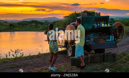 Ein paar Männer und eine asiatische Frau auf Safari in Südafrika, eine luxuriöse Safari-Auto-Safari in Südafrika Stockfoto