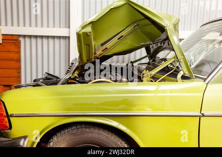 Unfall, Autounfall mit geöffneter Motorhaube. Nahaufnahme eines Limosinabsturzes, Oldtimer-Auto-sid Stockfoto