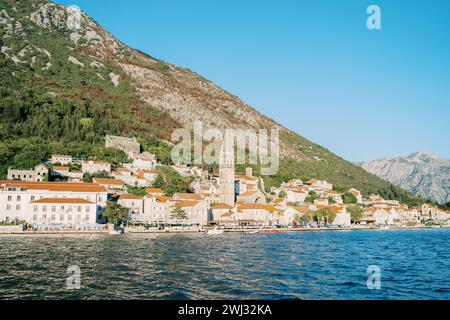 Blick von der Bucht von Kotor auf die antike Stadt Perast mit dem Glockenturm der Kirche St. Nicholas am Fuße des Mo Stockfoto