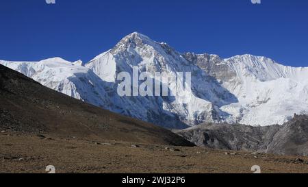 Schneebedecktes Cho Oyu, hoher Berg an der Grenze zwischen Nepal und China. Stockfoto