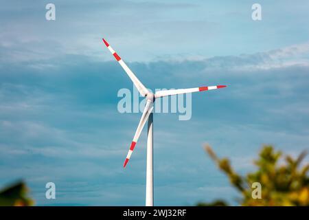 Windenergieanlage gegen Himmel. Rotor und Rotorblätter der Windkraftanlage schließen sich Stockfoto