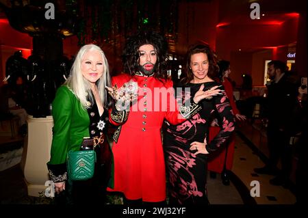 Rita Schmidt, Harald Glööckler und Anja Gockel bei der Anja Gockel Fashion Show 'Pulse of Gaia' auf der Berlin Fashion Week Herbst/Winter 2024 im Hote Stockfoto