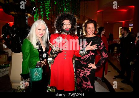 Rita Schmidt, Harald Glööckler und Anja Gockel bei der Anja Gockel Fashion Show 'Pulse of Gaia' auf der Berlin Fashion Week Herbst/Winter 2024 im Hote Stockfoto