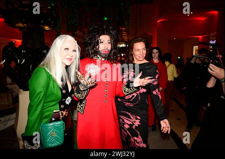 Rita Schmidt, Harald Glööckler und Anja Gockel bei der Anja Gockel Fashion Show 'Pulse of Gaia' auf der Berlin Fashion Week Herbst/Winter 2024 im Hote Stockfoto