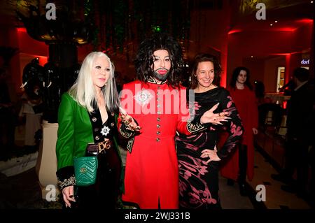 Rita Schmidt, Harald Glööckler und Anja Gockel bei der Anja Gockel Fashion Show 'Pulse of Gaia' auf der Berlin Fashion Week Herbst/Winter 2024 im Hote Stockfoto