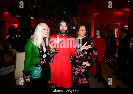 Rita Schmidt, Harald Glööckler und Anja Gockel bei der Anja Gockel Fashion Show 'Pulse of Gaia' auf der Berlin Fashion Week Herbst/Winter 2024 im Hote Stockfoto