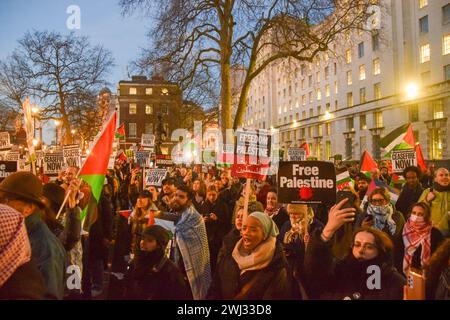 London, England, Großbritannien. Februar 2024. Tausende palästinensischer Demonstranten versammeln sich vor der Downing Street, um auf Berichte zu reagieren, dass Israel sich auf eine Offensive in Rafah in Palästina vorbereitet. (Kreditbild: © Vuk Valcic/ZUMA Press Wire) NUR REDAKTIONELLE VERWENDUNG! Nicht für kommerzielle ZWECKE! Stockfoto