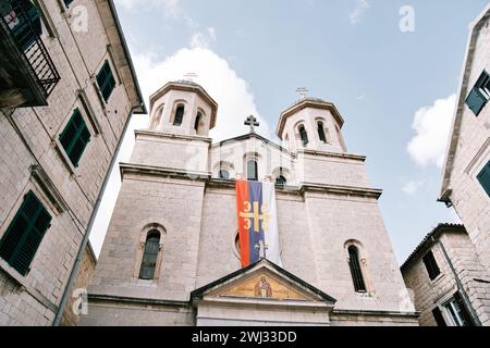 Flagge der serbisch-orthodoxen Kirche an der Fassade der Kirche St. Nikolaus in Kotor. Montenegro Stockfoto