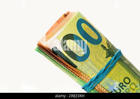 Geldrolle Euro isoliert auf weißem Hintergrund. 100- und 50-Euro-Scheine, in Röhrchen verdreht und mit Stockfoto