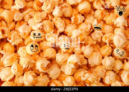 Hoax-Symbol. Lustiger, lächelnder Popcorn-Hintergrund. Detaillierte Nahaufnahme von verstreutem Karamell-Popcorn, textu Stockfoto