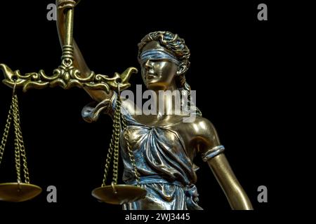 Statue der Gerechtigkeit. Nahaufnahme von Justice Lady gegen schwarzen Hintergrund Stockfoto