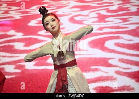 Trafalgar Square, London, UK, 11. Februar 2024: Chinesischer Ärmeltanz bereitet beim Neujahrsfest 2024 eine spektakuläre Show zum Neujahrsfest 2024 vor, bei der die CPC die gesamten Aufführungen aus Peking und Guangzhou sponsert. Das Mondneujahr ist auch als chinesisches Neujahr oder Frühlingsfest bekannt. Die chinesische Feier in London zog Tausende von Menschen an. Erleben Sie traditionelle Drachen- und fliegende Löwentänze und unterhaltsame Bühnenaufführungen aus China, einschließlich Peking Oper und Akrobatik, Kampfkunst-Ausstellungen und antike Magie in London, Großbritannien. Stockfoto