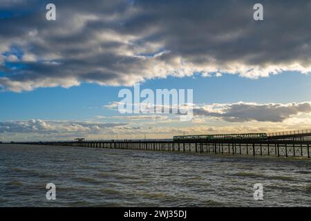 Trainiere am Southend Pier, dem längsten Pier der Welt Stockfoto