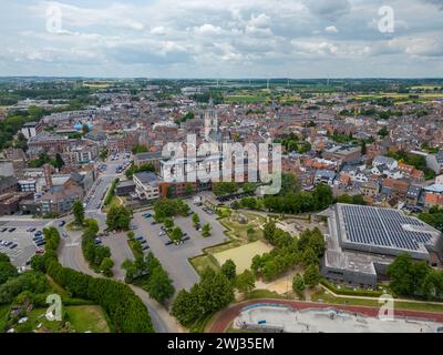 Halle, Flämische Region Brabant, Belgien, 01 05 2023, von oben aus Sicht des Bahnhofs und des Meereskanals in der Stadt Stockfoto
