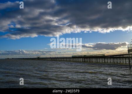 Trainiere am Southend Pier, dem längsten Pier der Welt Stockfoto