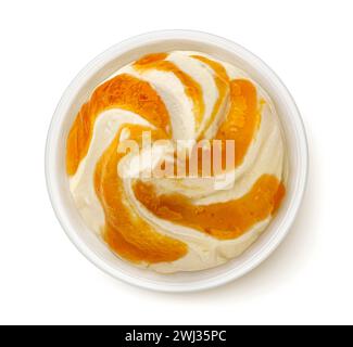 Schüssel Joghurt mit Pfirsichmarmelade isoliert auf weißem Hintergrund, Draufsicht Stockfoto