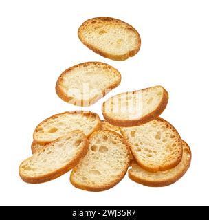 Fallende Bruschetta-Cracker, runde Brotcroutons isoliert auf weißem Hintergrund Stockfoto