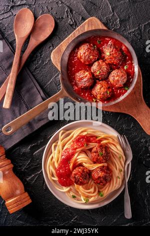 Fleischbällchen. Rindfleischbällchen, oben flach in einer Pfanne und mit Spaghetti Stockfoto